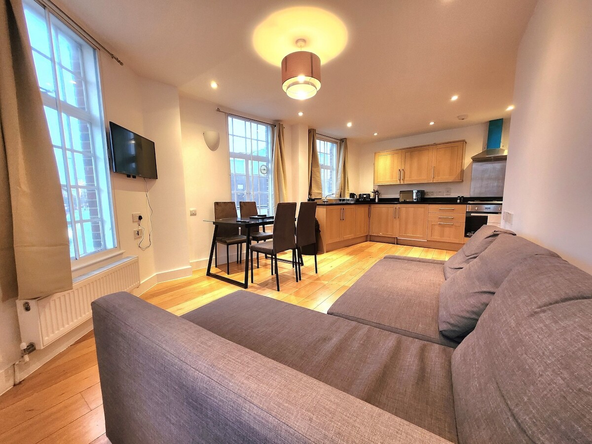 Spacious 2-Bed Flat – Close to Tube, Sleeps 6