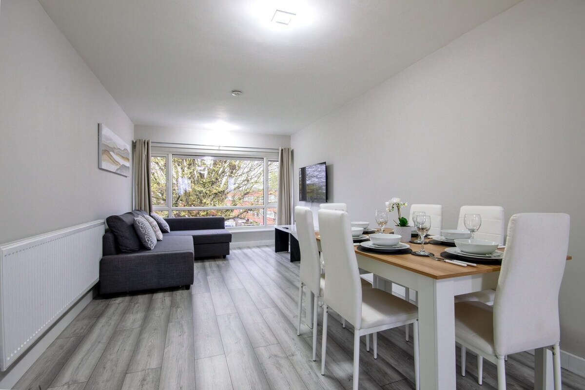 Stylish 2BR Retreat – Near Station, Free Parking